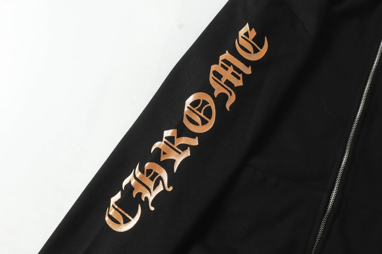 Q24—P230 -Chrome Hearts/Chrome Hearts printed zipper sweatshirt cardigan jacket -420 grams of high-density, high-quality wool, soft, delicate and skin-friendly, soft and silky to the touch, warm and skin-friendly -The hardware zipper accessories are all customized and full of details -Colour: black -Size: S M L XL
